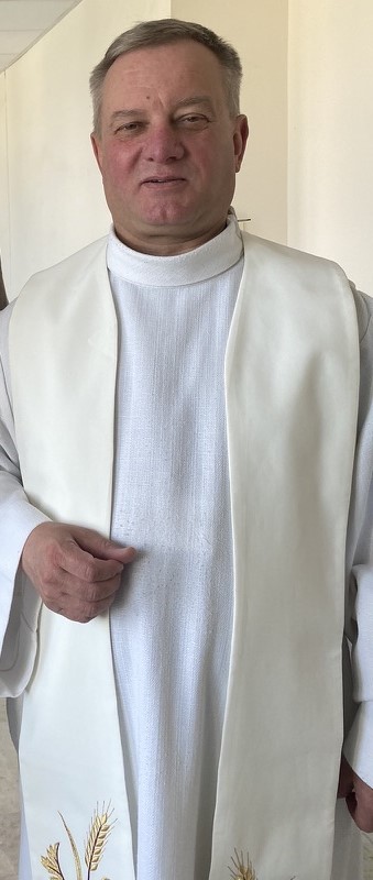 ks. Ireneusz Śliwiński w albie i stule ze złotymi kłosami – cała postać
